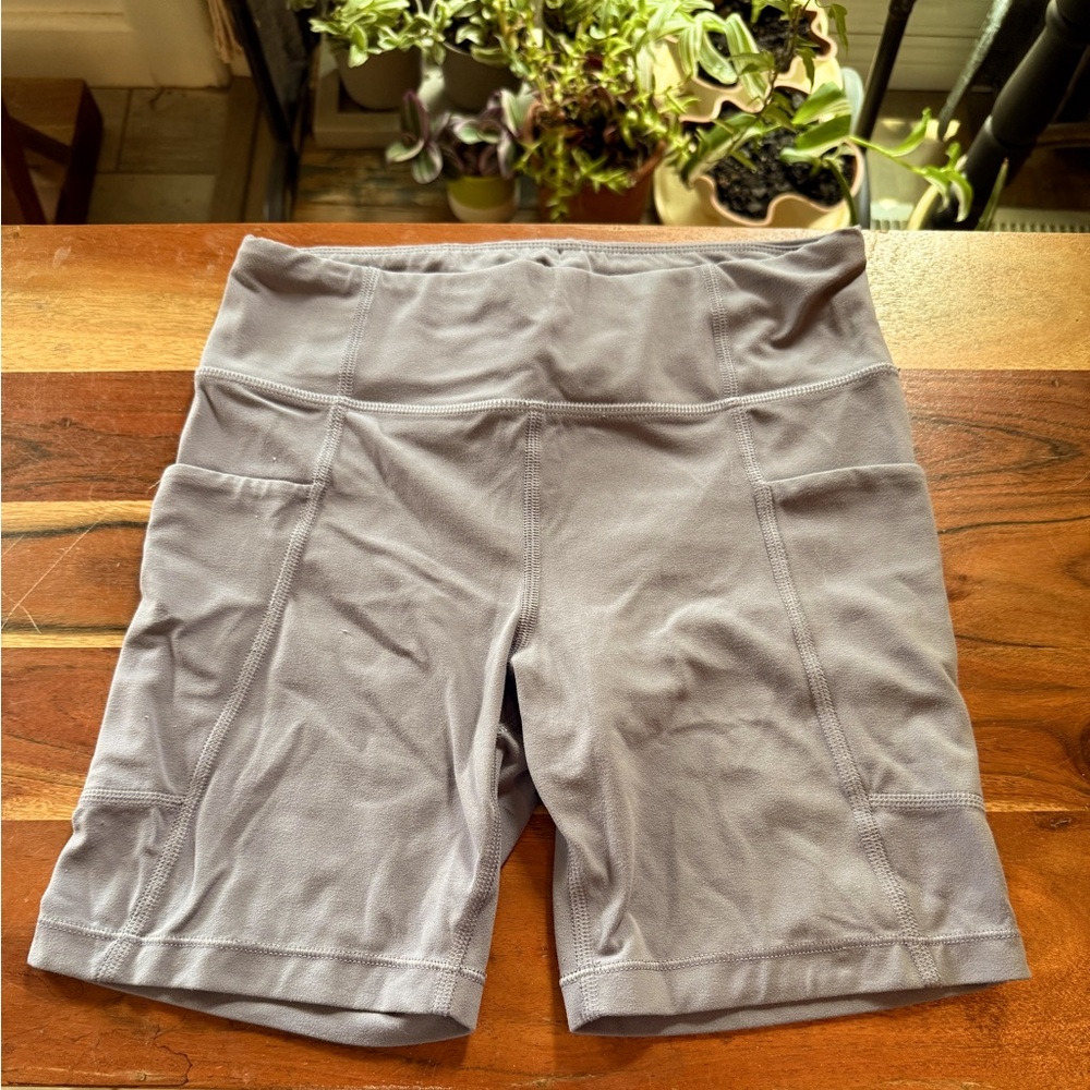 🖤5/$25🐝 Athleta Gray Bike Shorts with Moisture-Wicking Fabric!🐭🩶